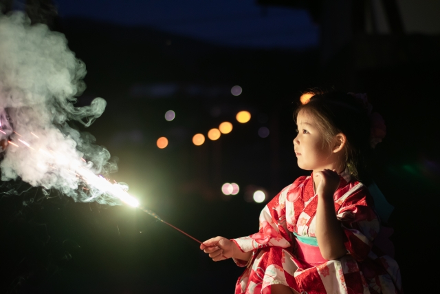 玩具花火を楽しむ子供