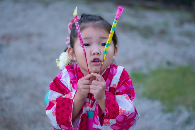 花火を持つ女の子
